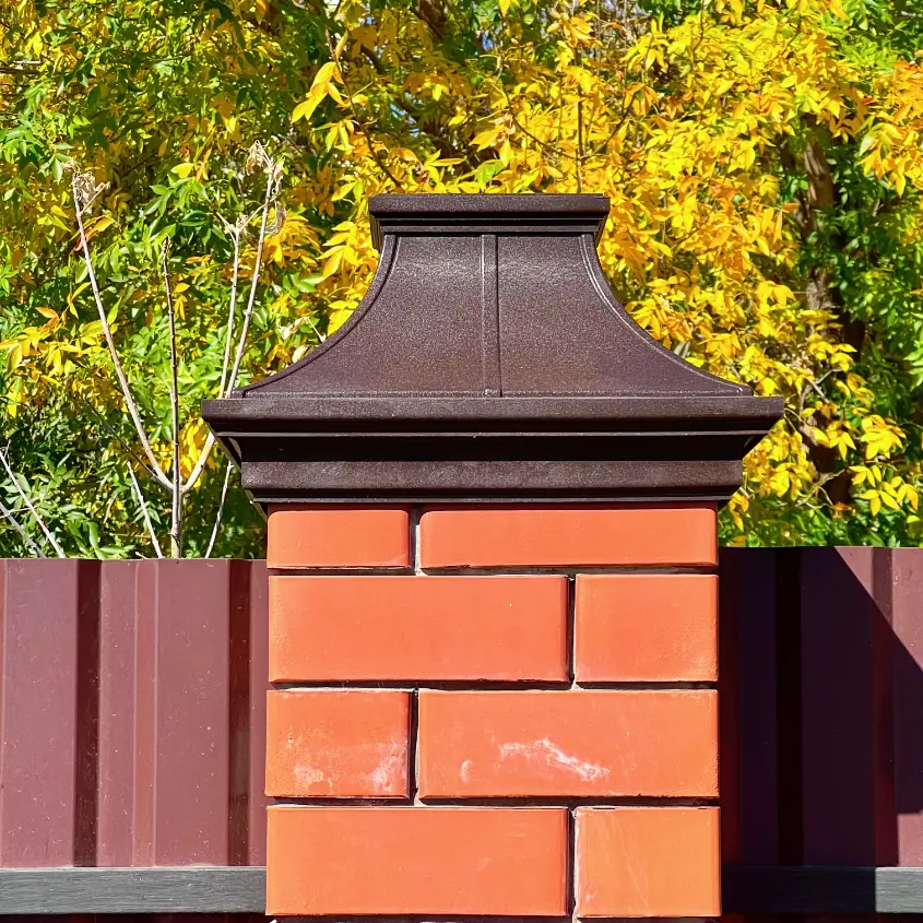 Фото 2 Колпак Monblan Premium Коричневый на столбах кирпичного забора